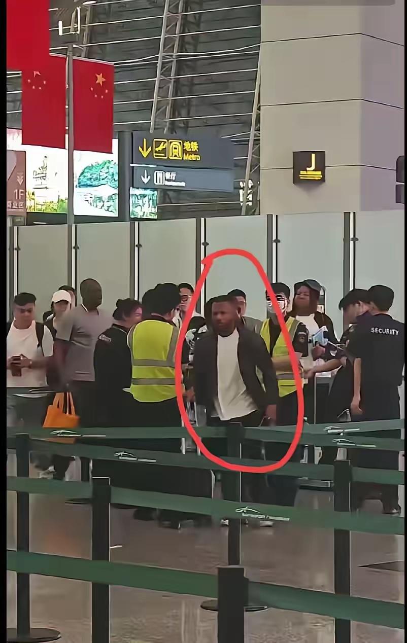 国庆白云机场那幕太炸了！黑人旅客行李超重被拦居然直接推人硬闯登机口，周围