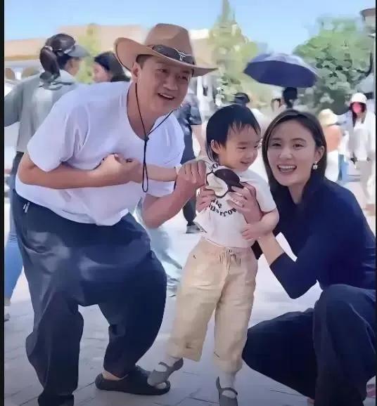 李亚鹏究竟被谁忽悠“瘸”了？做投资总能精准踩坑。研发了三年多的“拎壶冲”高档酒