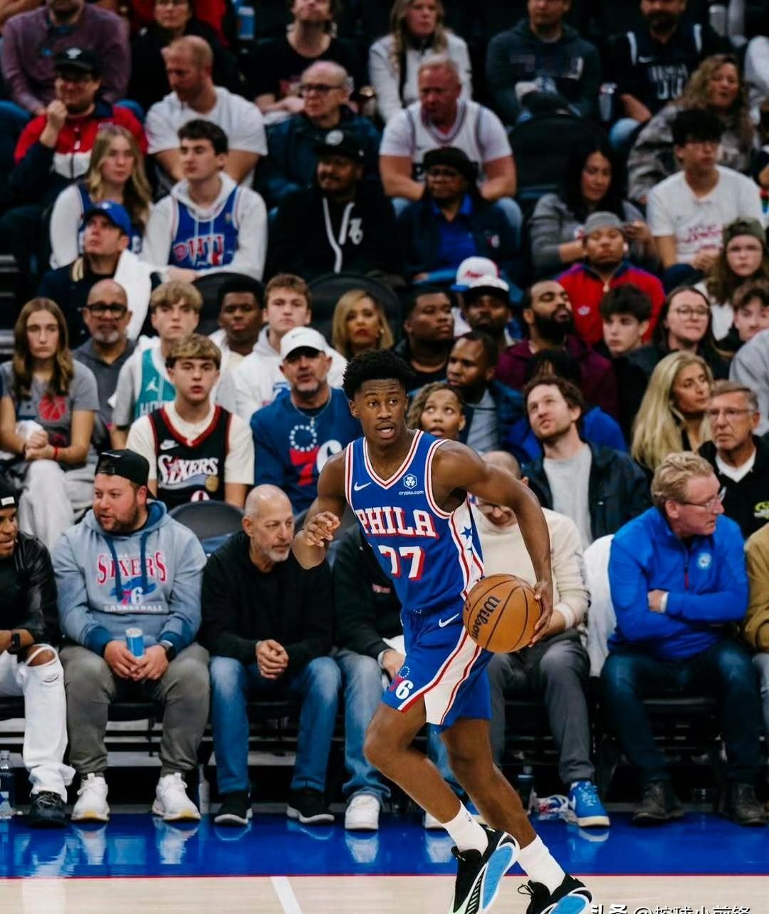 76人五连胜了,但别急着买冠军纪念品。马克西天天炸场,30分跟吃饭一样。恩比