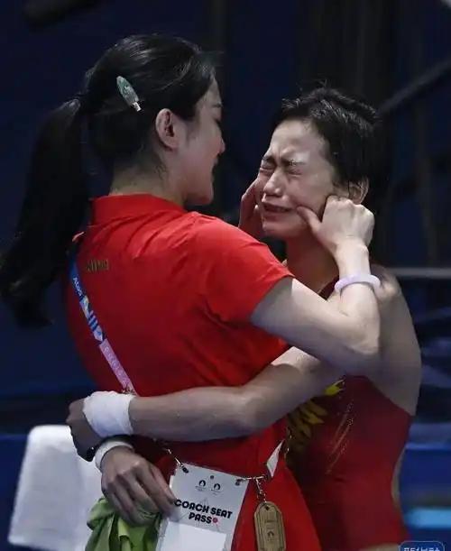 张家齐是一点也不惧怕戳中全红婵的伤心处的，在跳台上捏着全红婵肚子上的肉玩。全