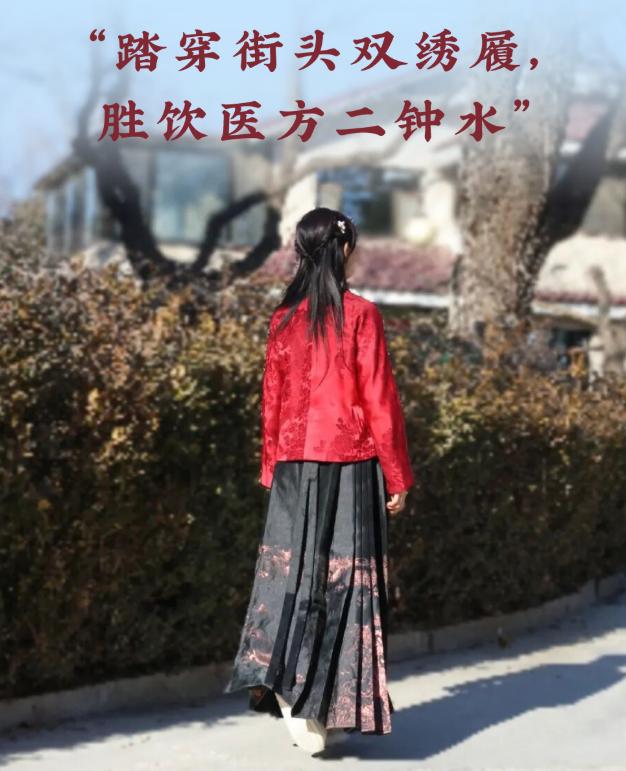 今天傍晚陪我妈去河边遛弯，听见边上坐诊的老中医跟几个阿姨唠嗑，张嘴就蹦出句老话：