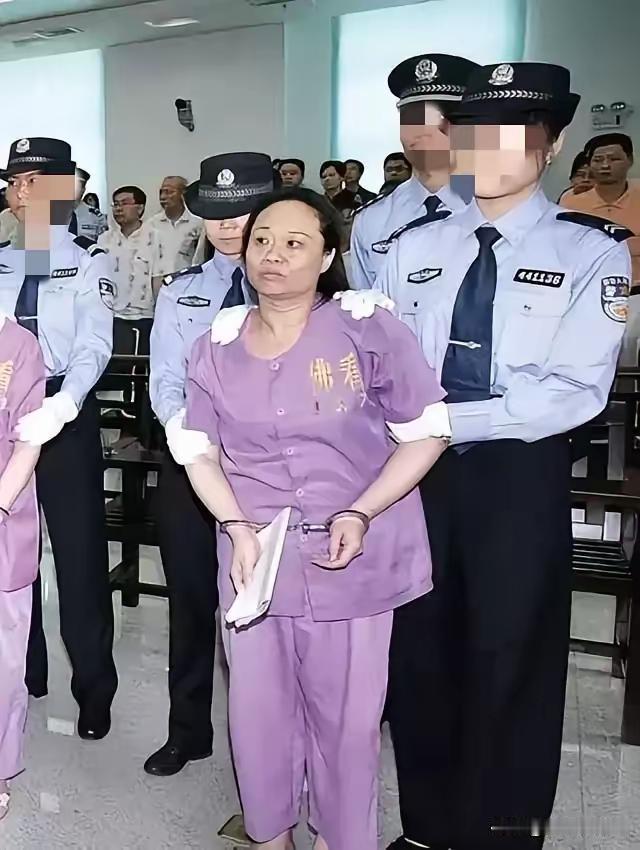 这是张照片拍摄于2009年，这是广东佛山邮政女巨贪何丽琼的庭审现场。她曾任澜石邮