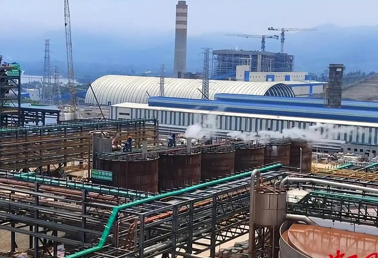 印尼以为抓了手王炸。全球镍矿储量第一，中资砸了140亿美元在岛上建厂，高炉、码头