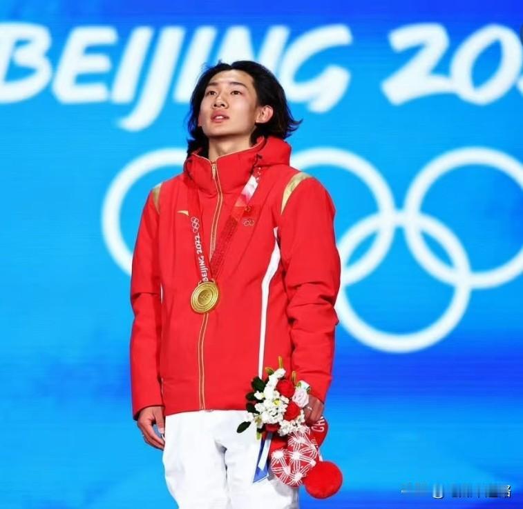 苏翊鸣这次拿到的铜牌，分量其实比四年前的金牌还重。作为卫冕冠军，他压力拉满，