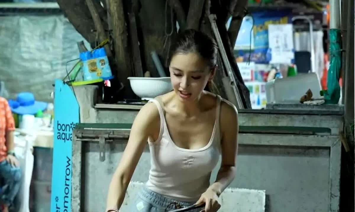 估计黄晓明看到这张照片该后悔了吧，素颜状态之下的杨颖，在现实生活中也这么美。