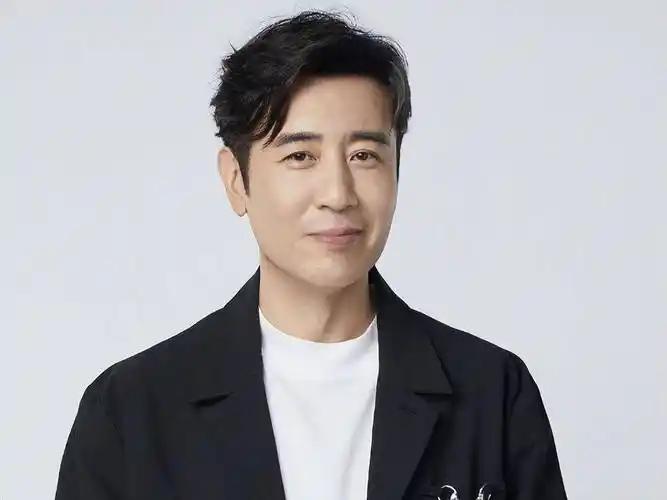 主持人问于和伟：“你和女儿的关系怎么样？”于和伟说：“我女儿根本不搭理我，平时我