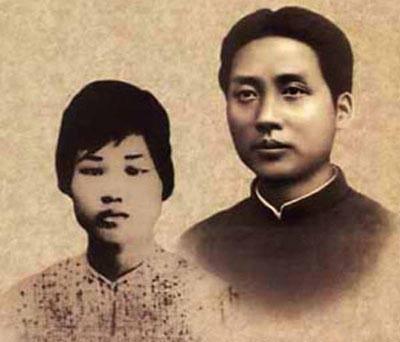 “你妈妈走前都说了什么？”1946年的延安，一位伟人凝视着归国的儿子，开