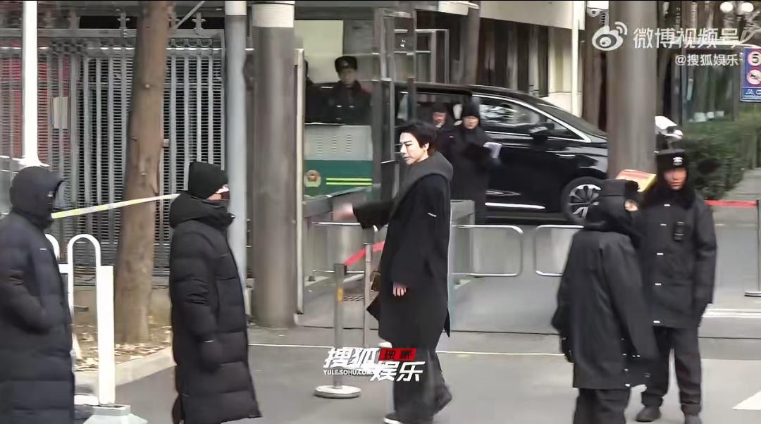 雪中考勤！刘宇宁三登春晚带妆联排，黑伞踏雪氛围感封神家人们速来！北京大雪天