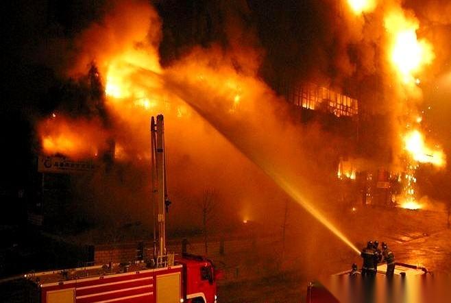 “赶紧上车！这是普通人最后一次翻身的机会！”看着直播间里那位“导师”激动到快脑