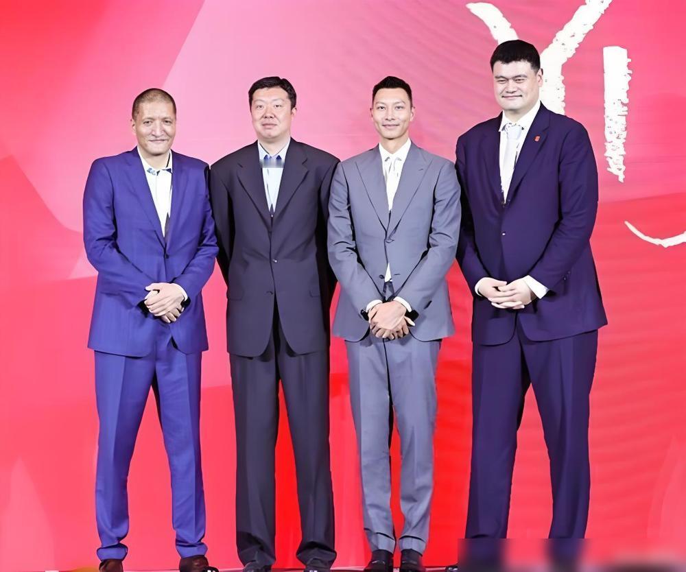 中国球员NBA第一次首发数据大比拼姚明，18分8篮板2助攻4盖帽。易建联，