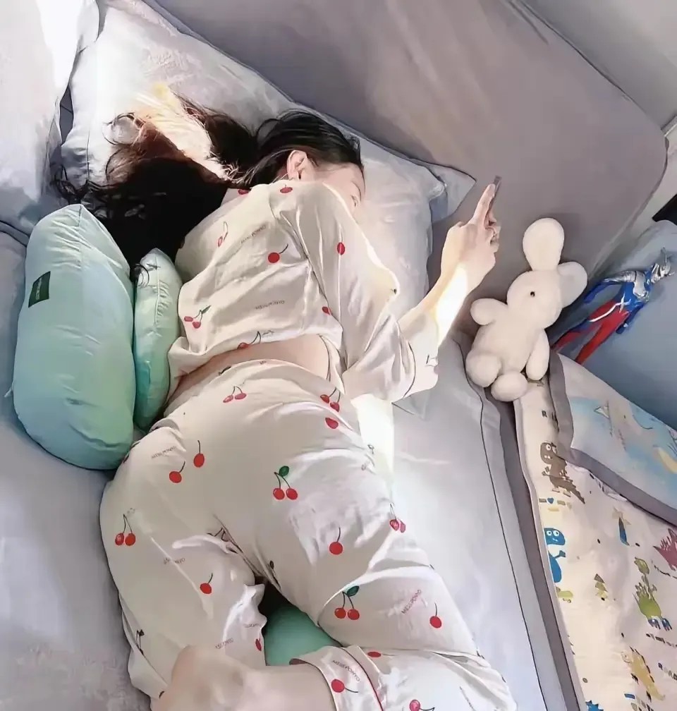 女儿大学毕业了，天天睡觉玩手机，
