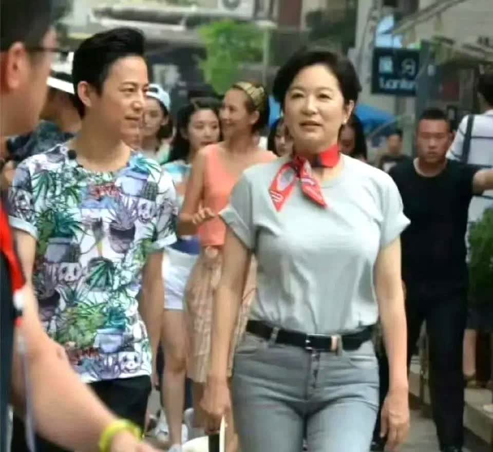 这是最近路人拍到的何炅和林青霞路边照。照片上的何炅今年已经50岁了，林青
