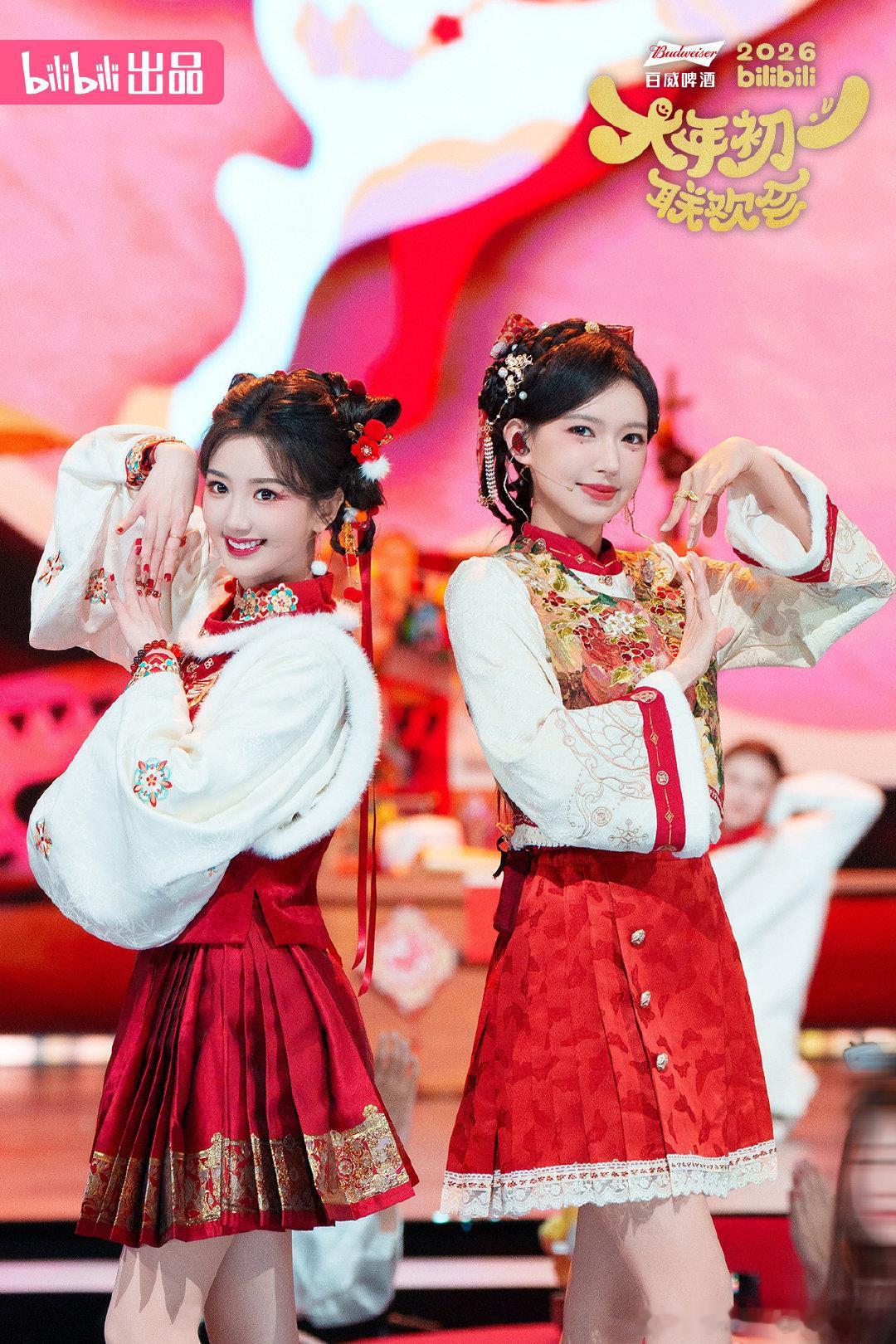 毛晓彤程潇把吉祥话唱出来谁还没看到B站大年初一联欢会的程潇和毛晓彤，喜气洋洋