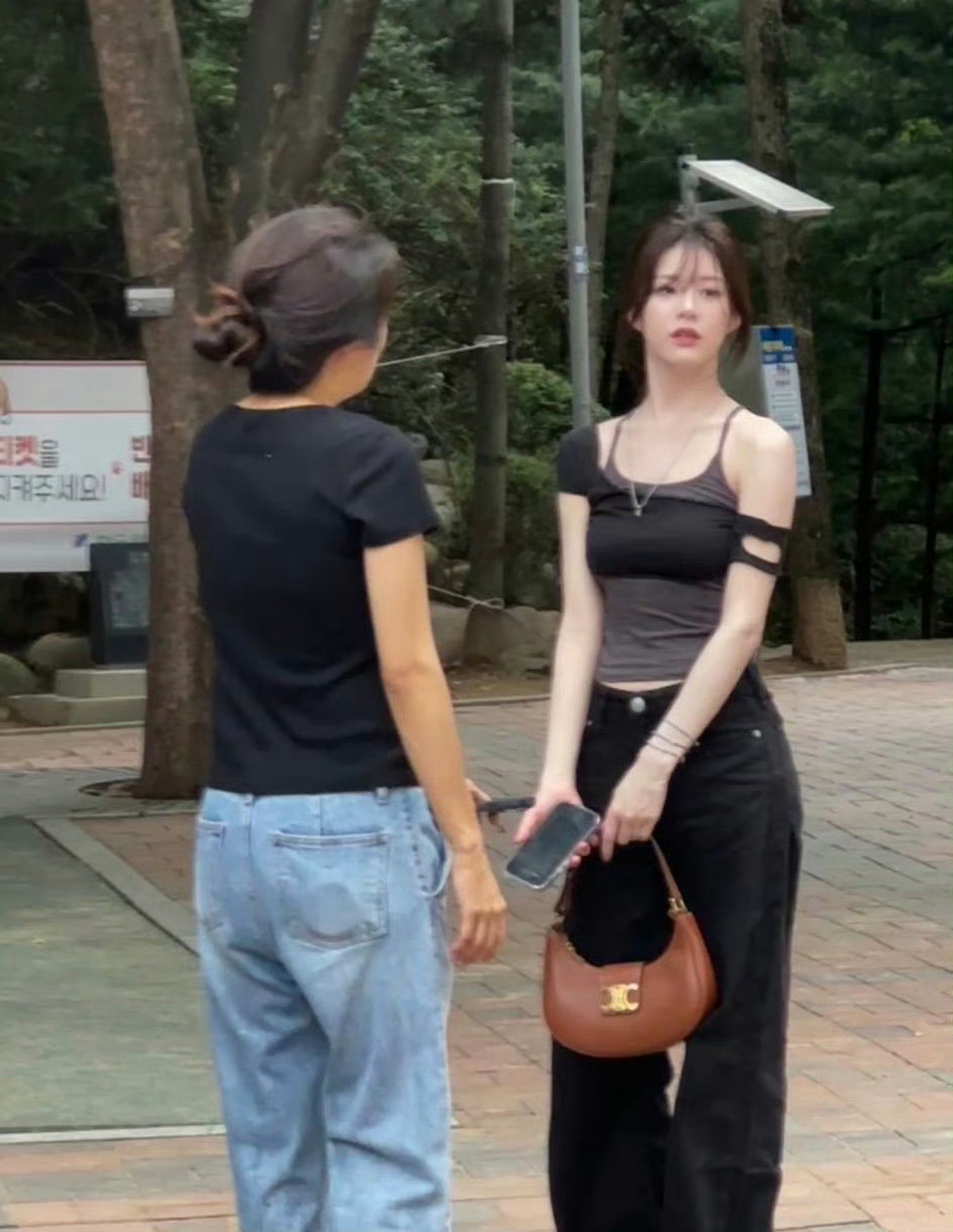 突然想到这组高允真他拍什么整容模版啊美到根本懒得去看她的五官我说…..