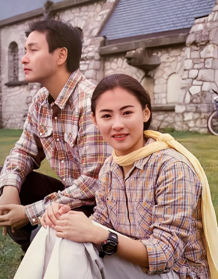 张柏芝和张国荣这张照片拍摄于28年前，两个人穿着同款的服装，看起来特别的精神，特