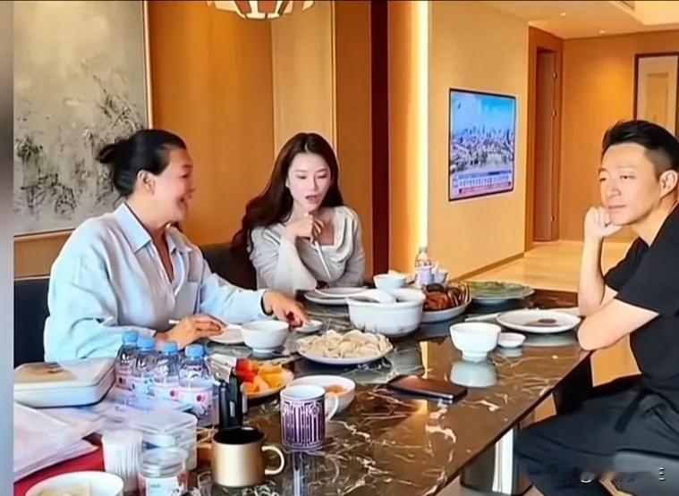 冬至团圆夜，张兰的一场“投喂式探家”戳中无数人！12月21日，她身着高档蓝色羊绒