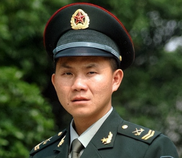 解放军卢加胜:2001年列车上勇斗近80名歹徒,为何“失踪”了6年
