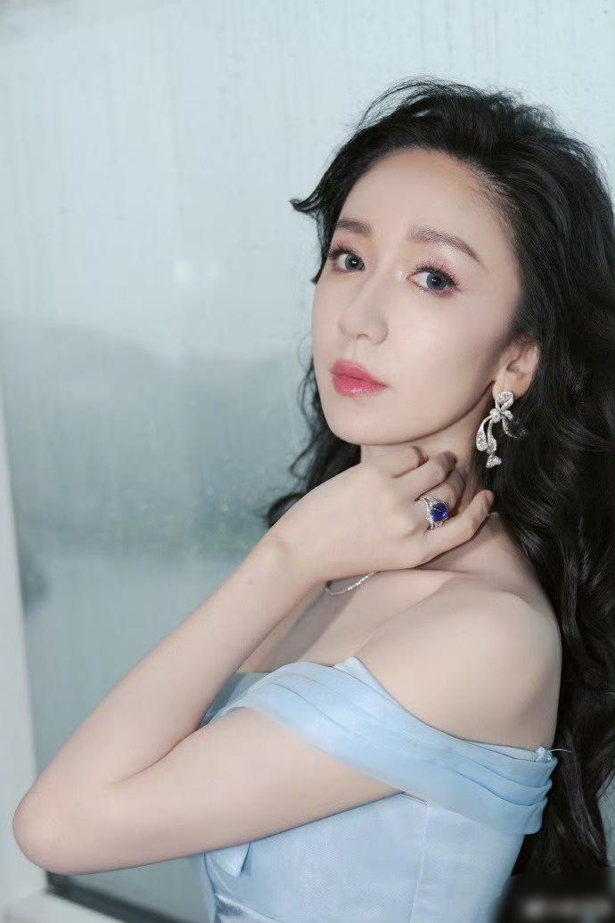 娄艺潇居然拍短剧了？这波操作我是真没想到！刷到娄艺潇演短剧的时候，我手里的零食都