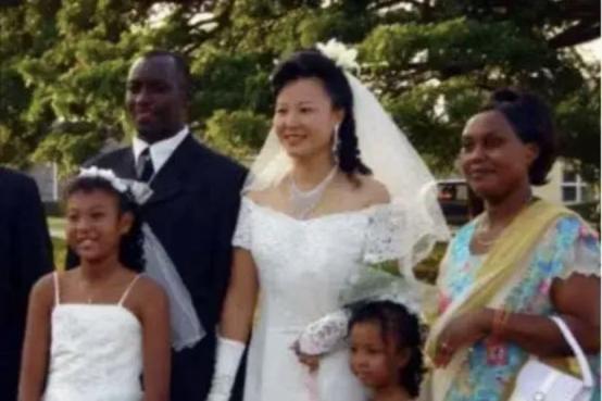1996年，清华才女王丽红不顾父母反对远嫁乌干达老公，婚后生四个子女，被生活摧残