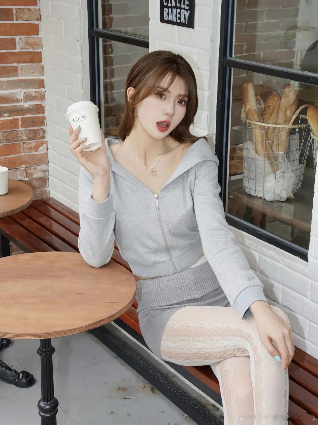 热门美女美女日常分享灰色运动外套搭配长腿白色蕾丝丝袜御姐风拉满