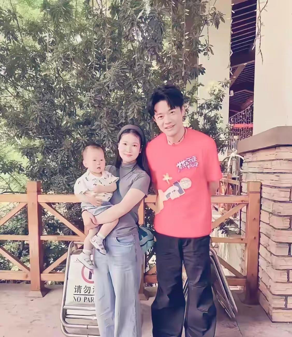 曾毅的老婆确实是比玲花漂亮，一直以为曾毅和玲花是夫妻愿来不是啊。