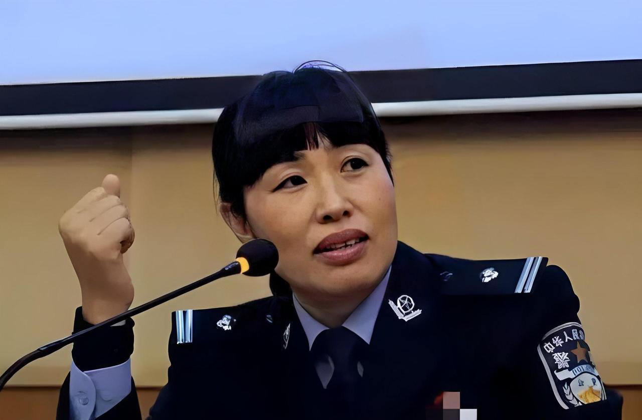 2002年，刚过完30岁生日的女警王云荣把头发染成金黄色，涂上烈焰红唇，经常夜晚