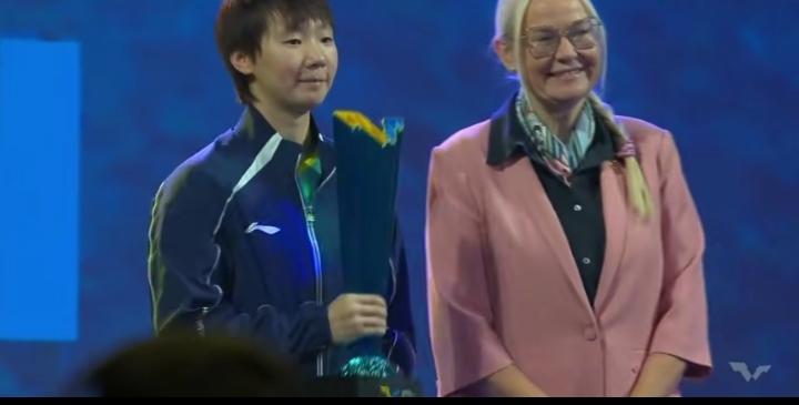 排面炸了！王曼昱瑞典大满贯夺冠，国际乒联主席亲自登台颁奖！要知道并不是每一站