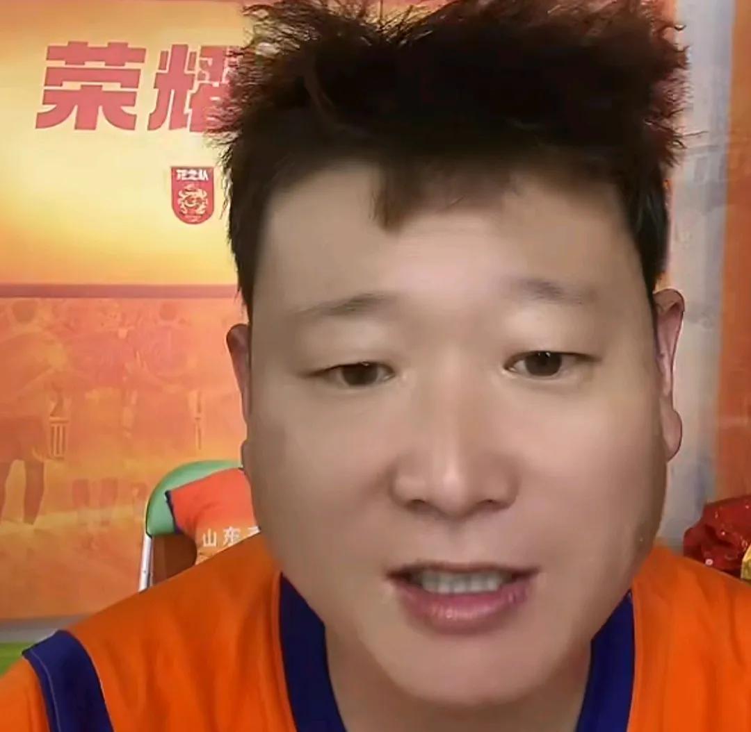 山东泰山球迷牛刚在直播时爆了一个料。他表示，山东泰山在韩鹏下课后，刚上任的临时