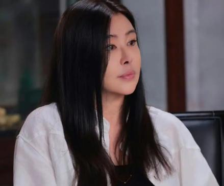 她亲手拆了所有人写了22年的剧本。王祖贤隐退整整22年，外界一口咬定她是被情