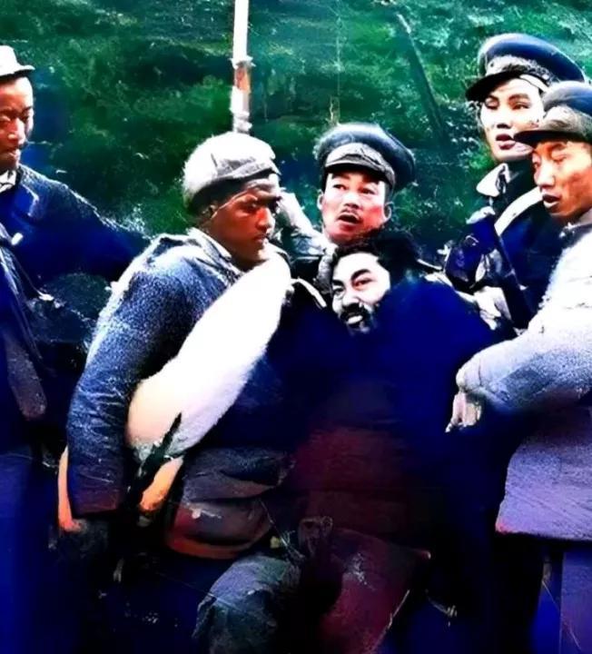 1950年，悍匪刘子良藏身于尼姑庵中，解放军展开严密搜查却一无所获，正欲撤离之际