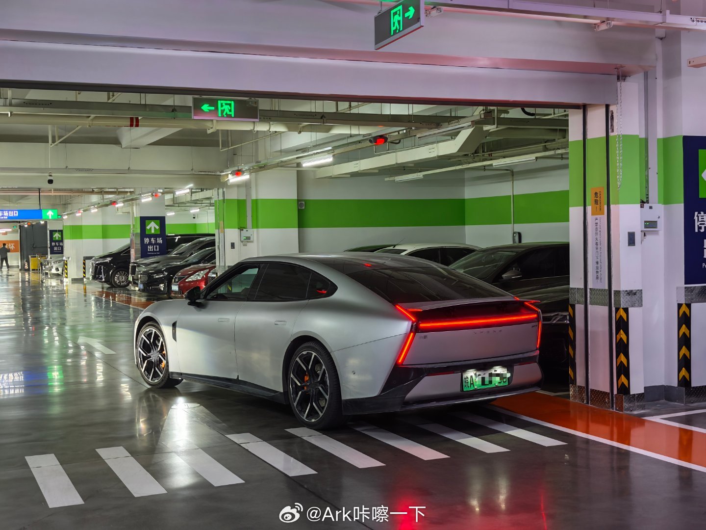 遇到了一台小鹏P7剪刀门的版本，太帅了，这车我还没开过，改天去店里试试小鹏的VL