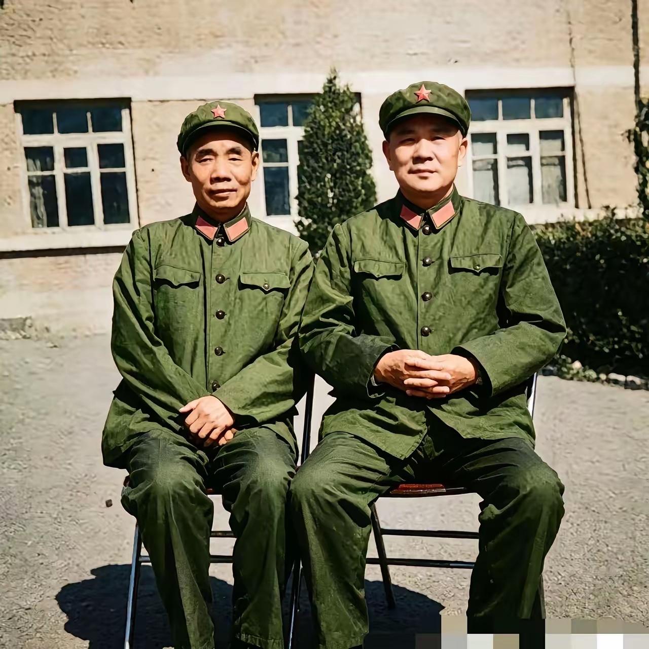 1971年，沈阳军区大院，他们身着经典65式三点红军装，是二位将军晚年难得的战友
