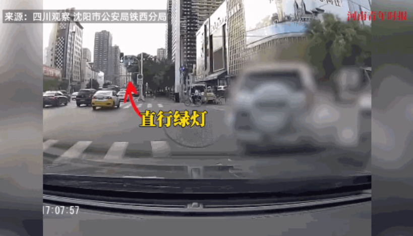 “这下后悔了吧！”8月11日，辽宁沈阳，一男子在驾车右转时，另一位骑自行车的男子