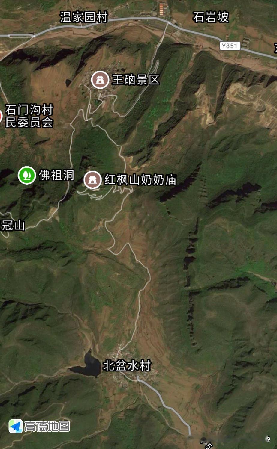 想去红枫山奶奶顶的朋友注意啦！这地方有两条路可走。一条是经过王垴村，不过进村得收