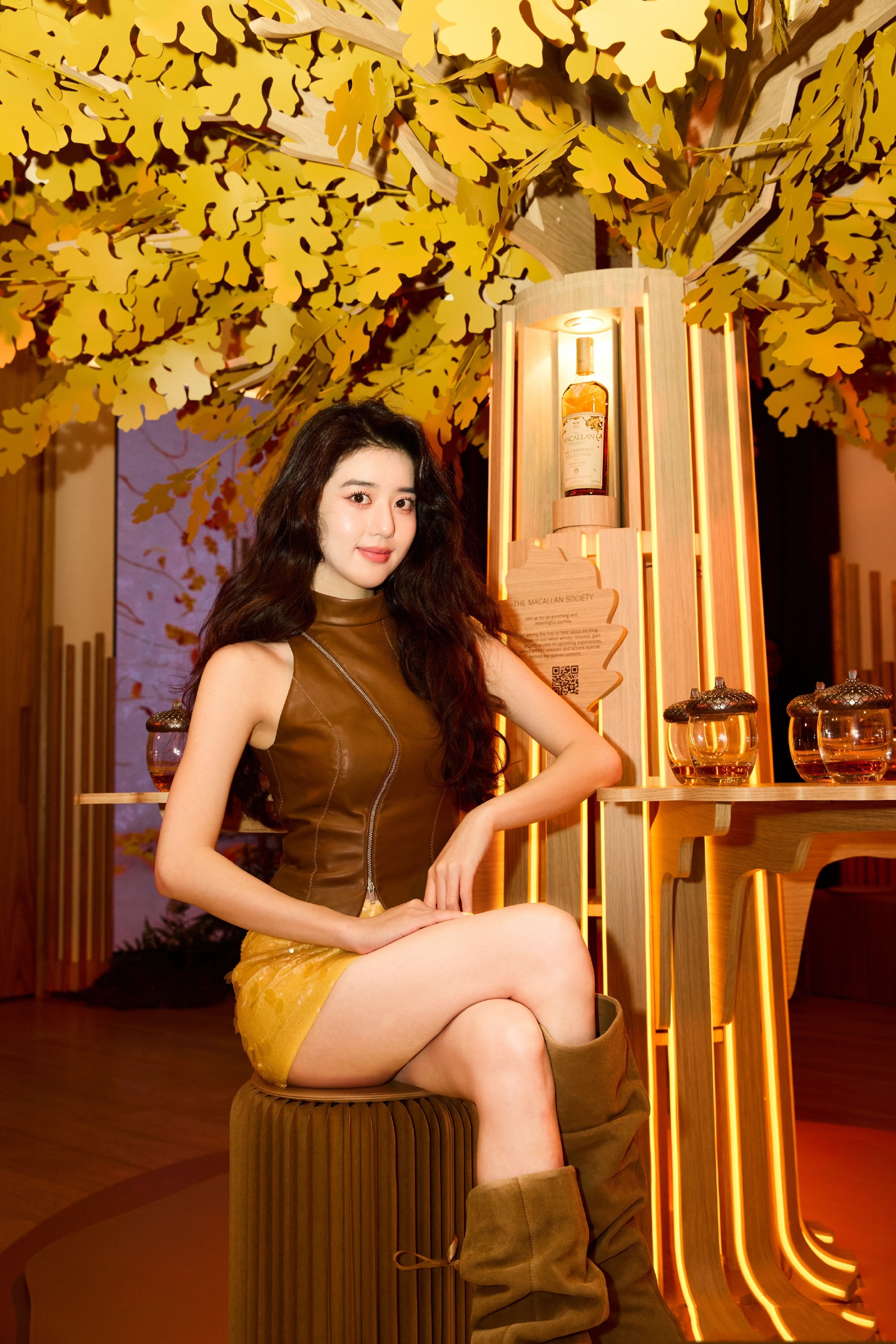 李凯馨，卷发少女，明黄小短裙妆造甜美可人。李凯馨