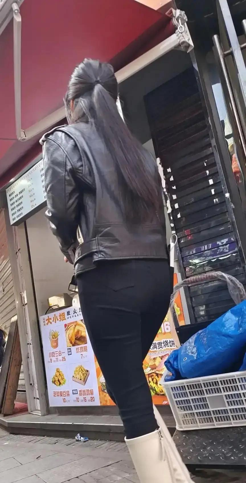 花三百块烫的头，永远比不上十六岁那个用塑料滚梳卷坏的下午。我们不是在怀念发