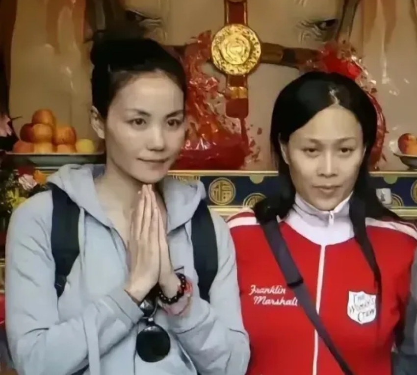 年轻时的王菲和那英到寺庙上香拜佛，两人打扮的很普通，也没化妆，素颜状态下，王菲比