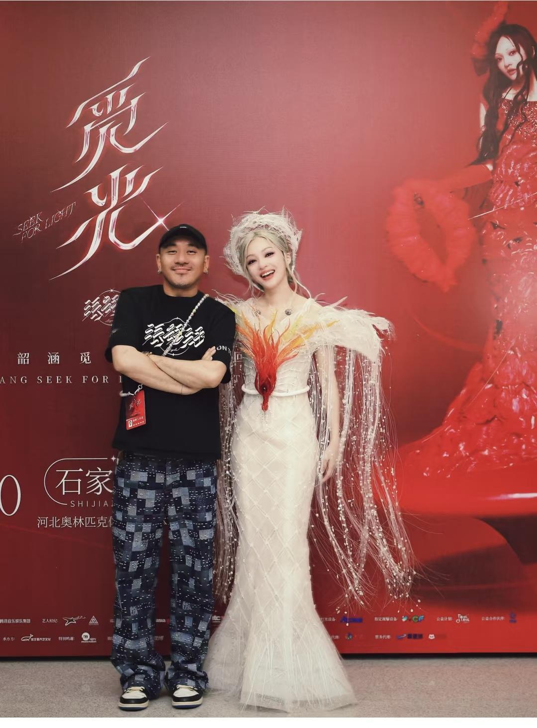 终于见到张韶涵的造型师了，这么普通的大汉，竟然有这样别出心裁的想象力...