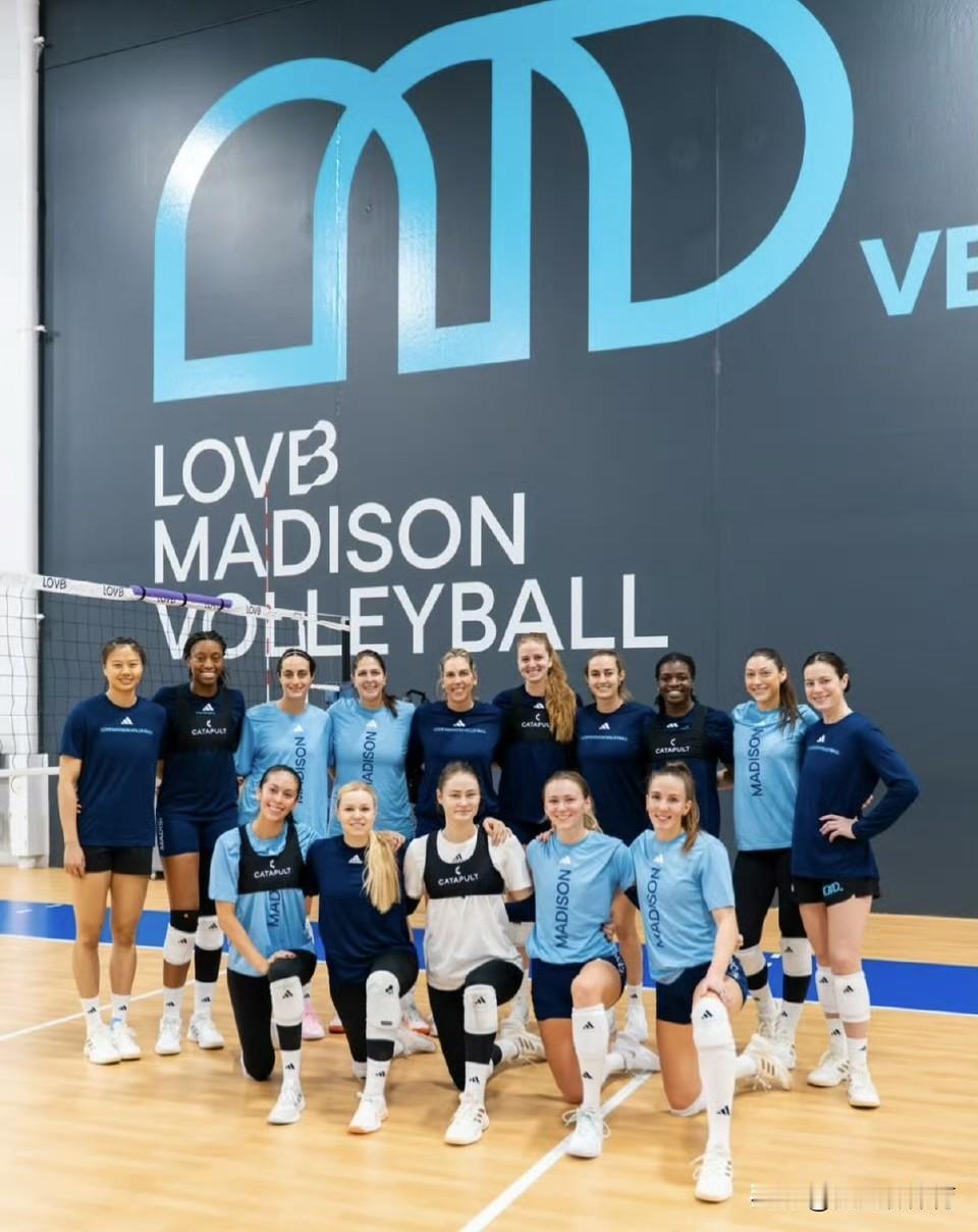 龚翔宇这次合照很聪明[捂脸哭]留洋最新训练照来了！今天晒的是美国LOVB联赛麦迪逊