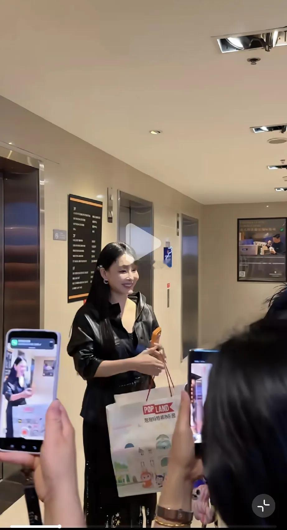 张柏芝到北京参加拼盘演唱会，出场时与粉丝互动，只见她浓妆艳抹苹果肌变大，脸部还有