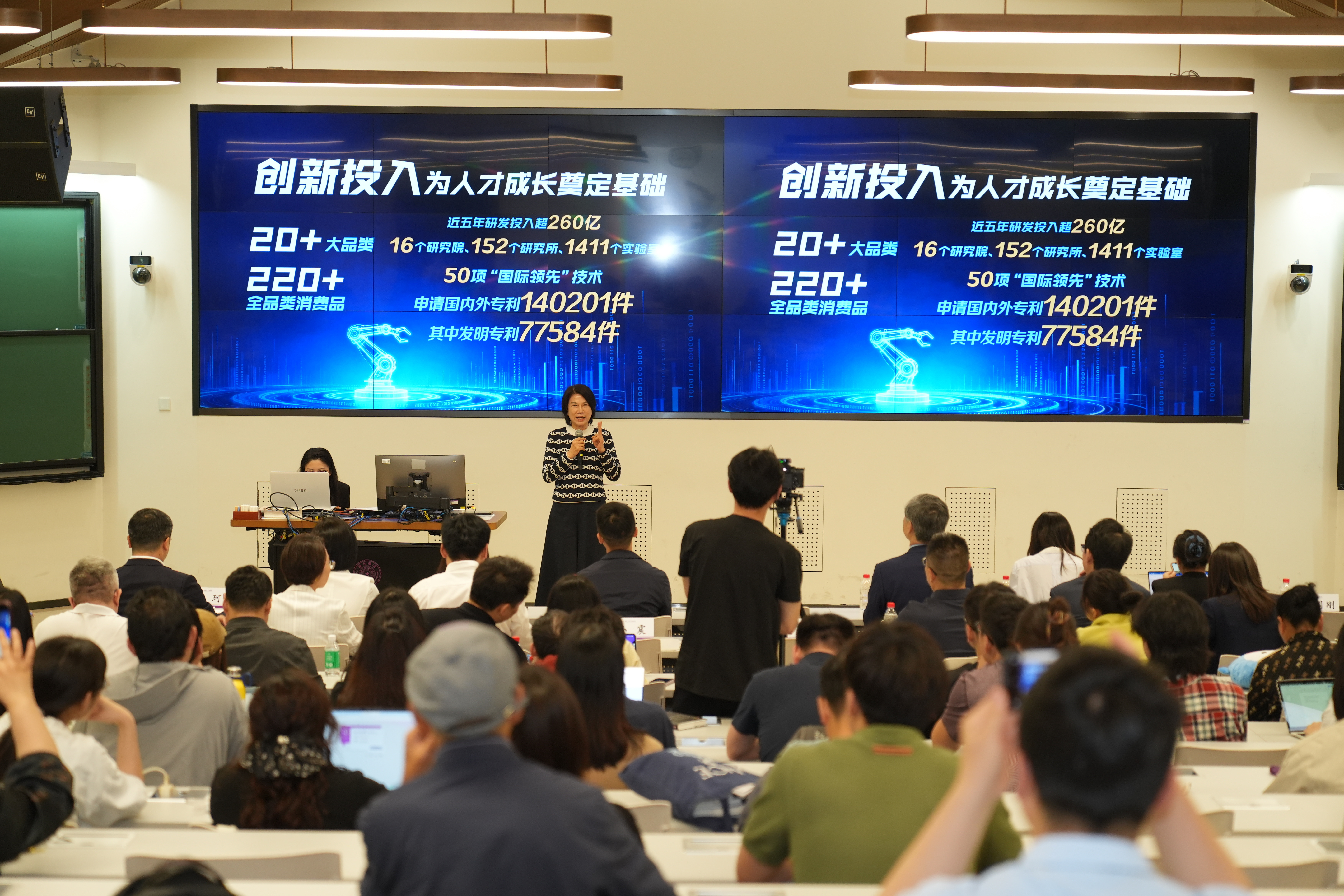 董总来清华啦~近日，格力电器董事长董明珠走进清华，为同学们带来了一场特别的公开课