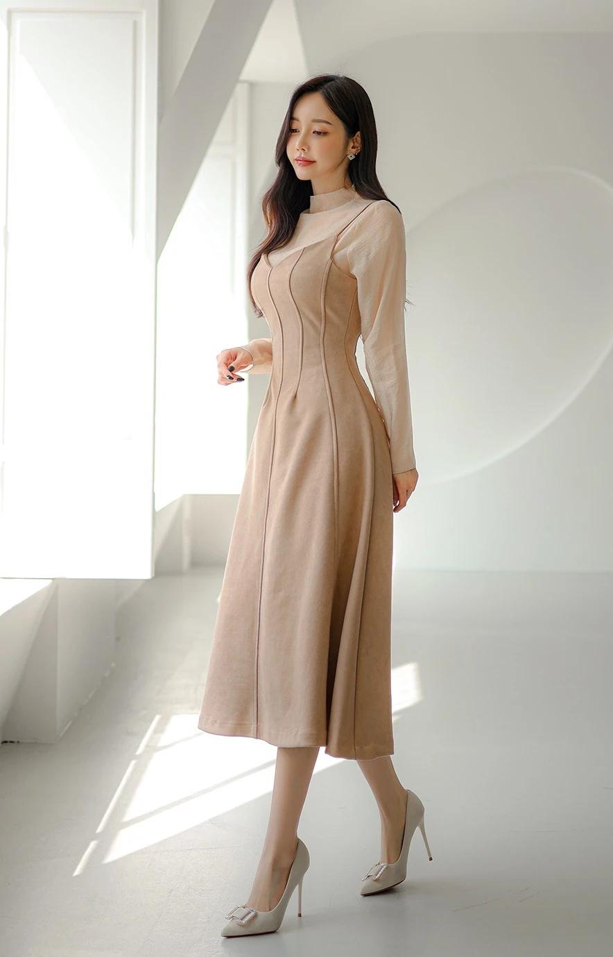 孙允珠-穿着一条米色长裙，优雅动人。每日搭配分享·时尚穿搭今天你记录穿搭了吗？