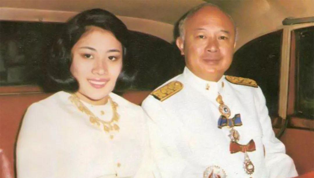 颂妃和父亲感情好好哦，颂妃离婚后娘家人是她最大的靠山，出身高贵的她是泰王唯一一个