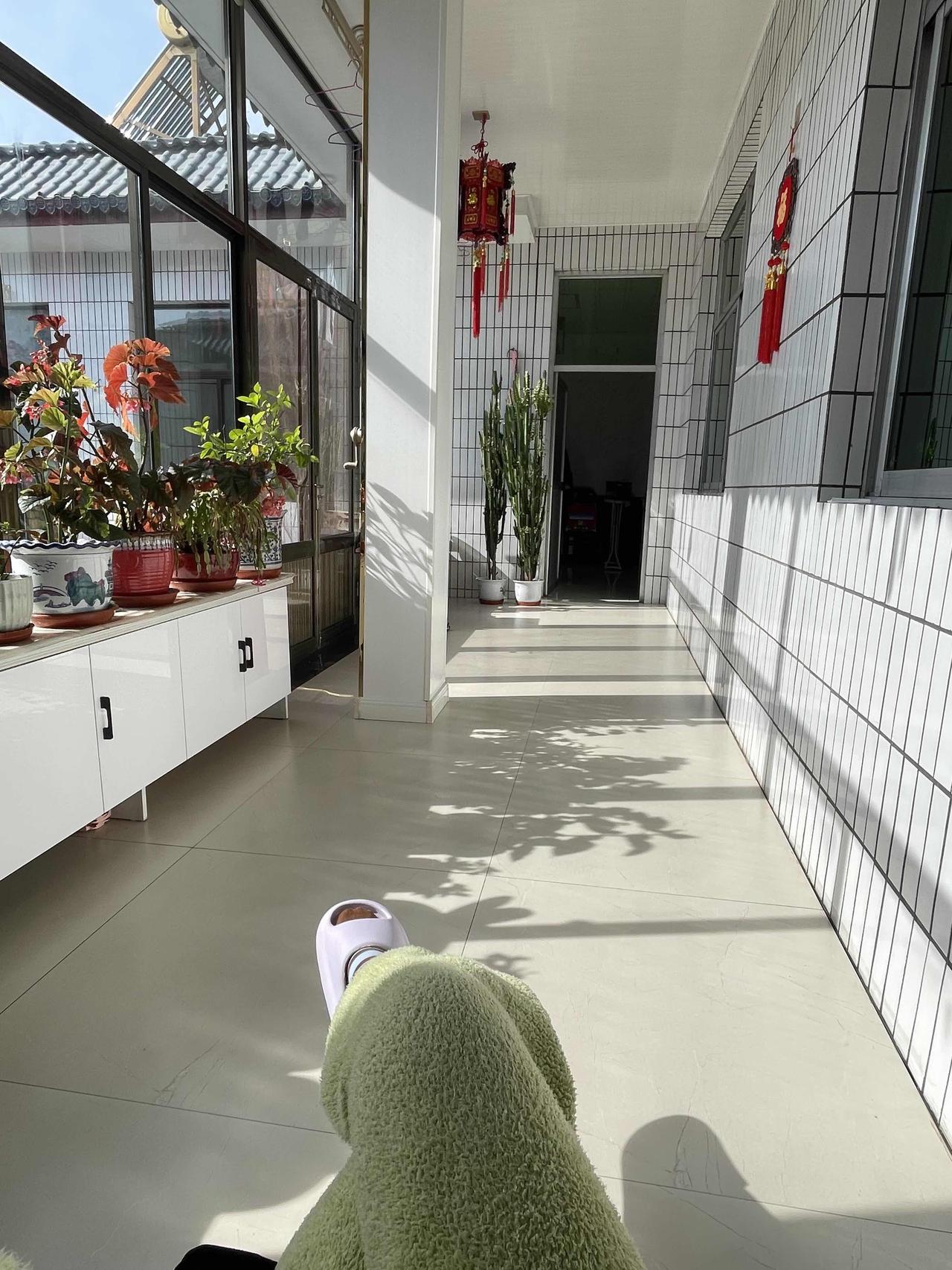 山西一女子晒出父母农村的老家，房子是爸妈自己盖的，至今已经37年了，但屋里和院子