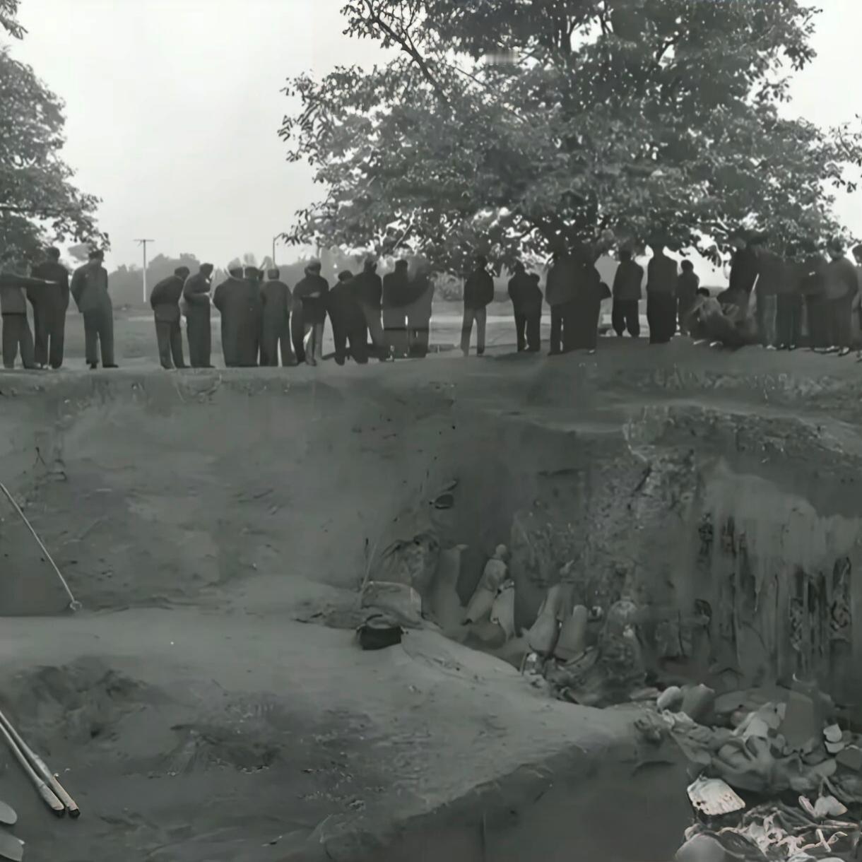 1974年，陕西农民在打井时发现了兵马俑遗址。图一是发掘现场；图二是刚出土的兵俑