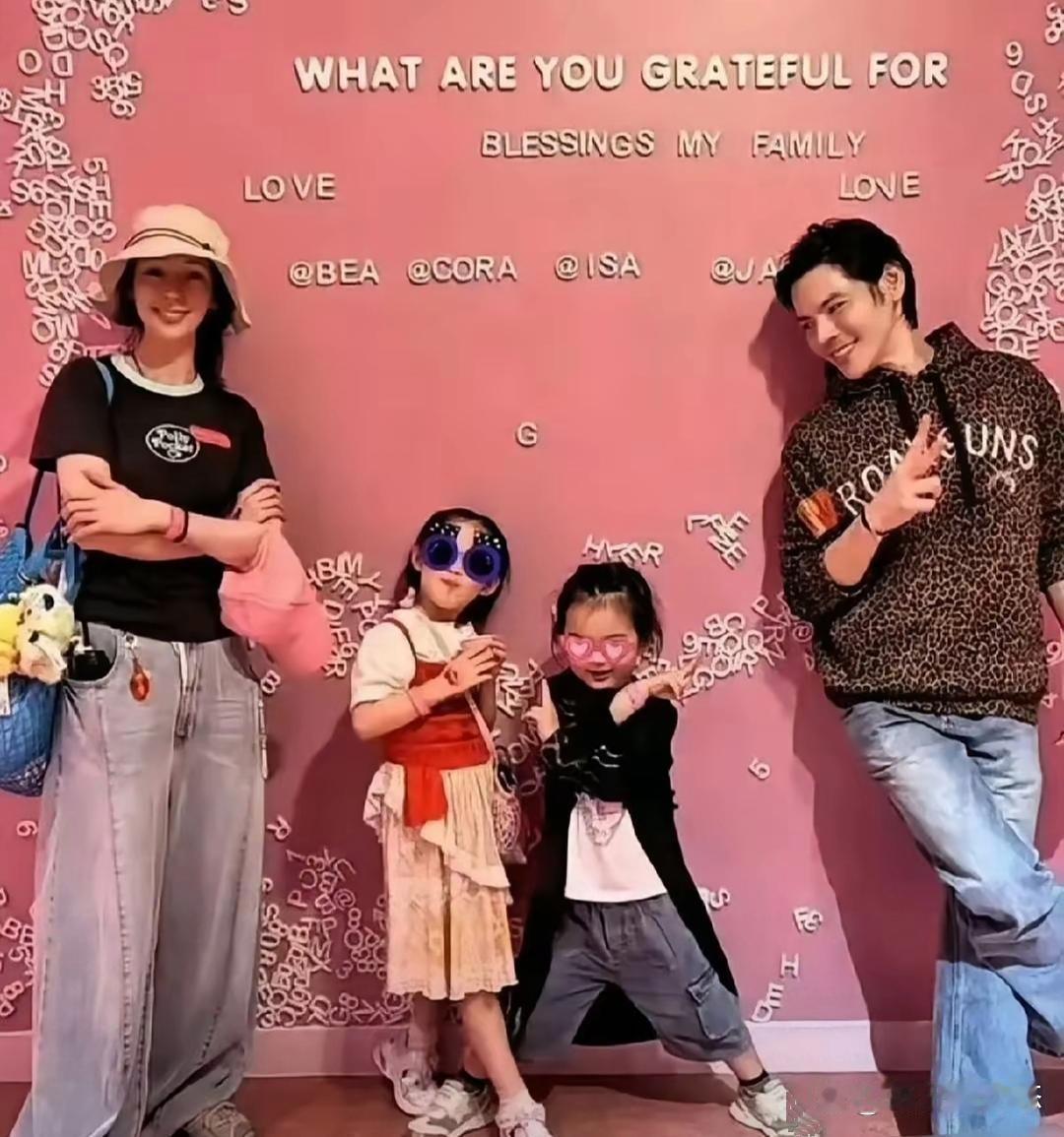 向佐分享一家四口合照，一双儿女慢慢长大女儿气场十足，颇有向太的影子向太十分通透，不插手儿子小家庭，家