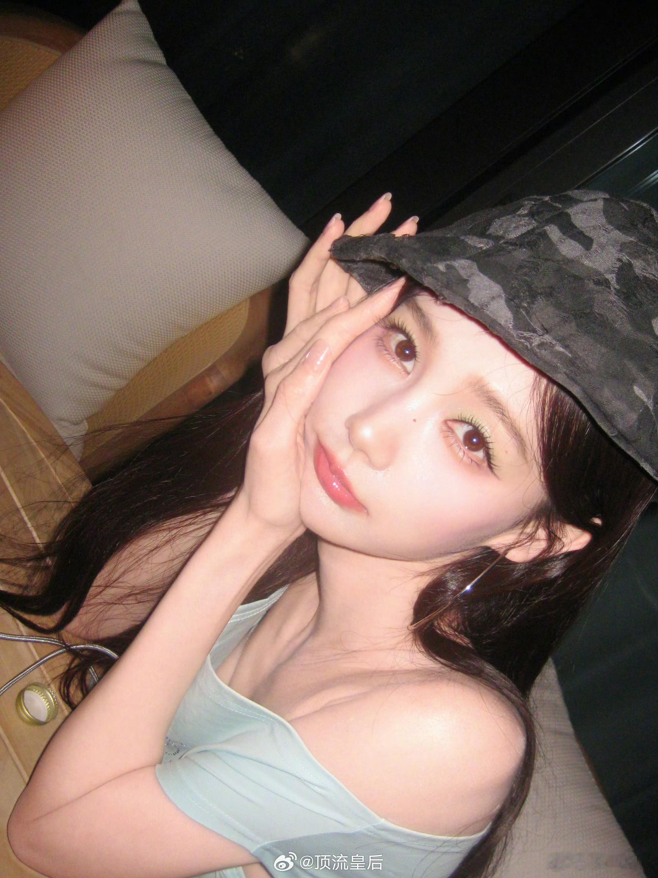 李一桐营业活人感超强，完全是古灵精怪的漂亮美女。