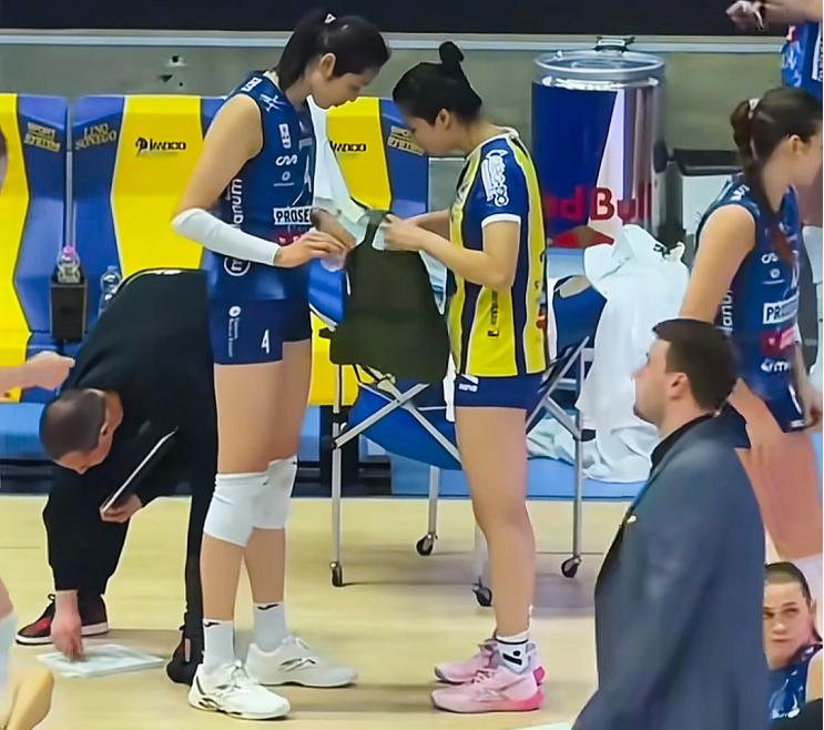 庄宇珊这位小姑娘很会来事啊。球队输了，她没有气馁。毕竟她们只是副班长，客场对阵