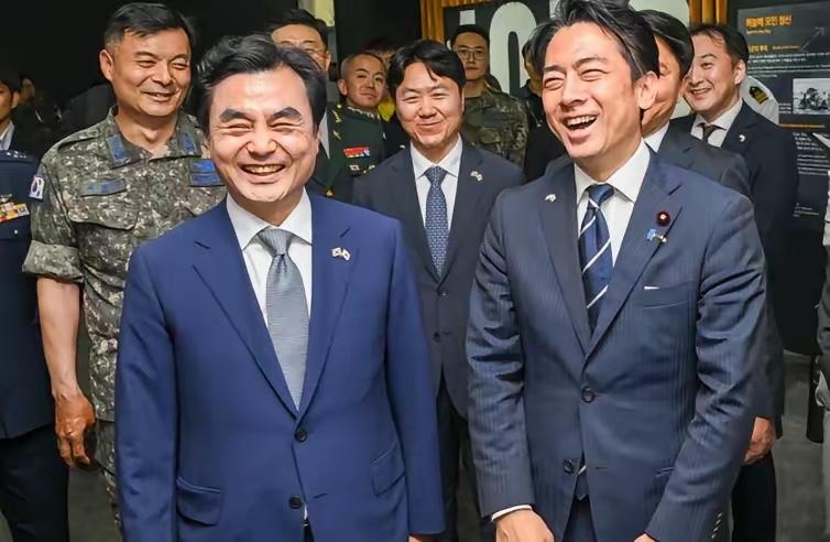 就在今天，日本刚在东海跟着美国搞完联合军演刷存在感，转头就拉着韩国憋出个反常操作