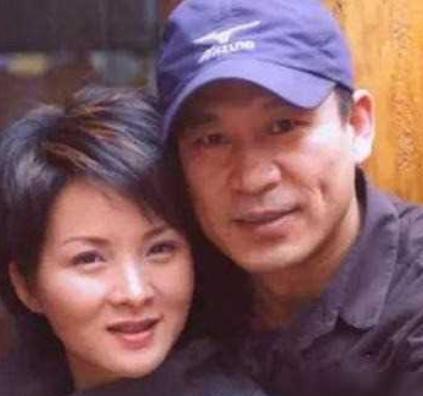 2000年，27岁的谢兰嫁给大自己11岁的师小红，两人约好了丁克，不要孩子，因为